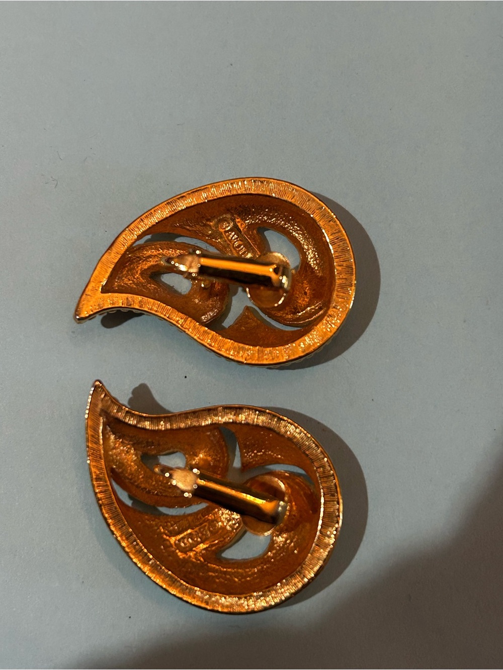 1980’s AVON Mardi Gras Red Black Cream Enamel Clip Back Earrings - Gold Tone - Picture 3 of 3